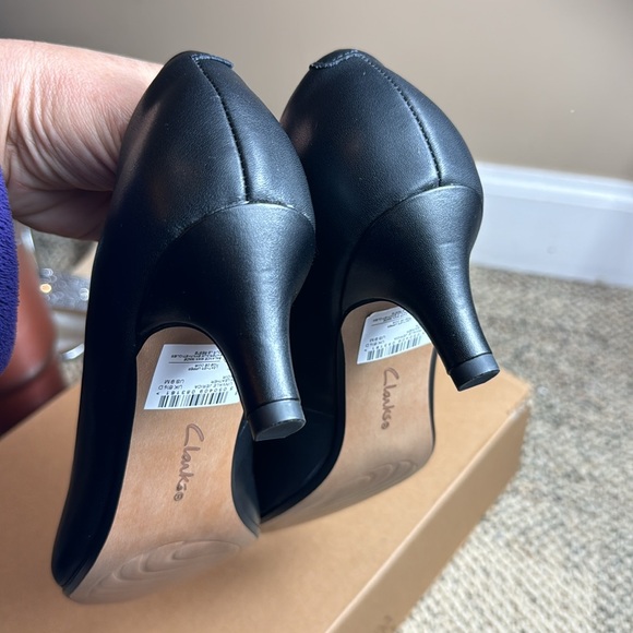 NWT • Clarks • Women’s Closed-Toe • Kitten Heel • Size 8.5W • Black Leather • 🖤 - Picture 5 of 12